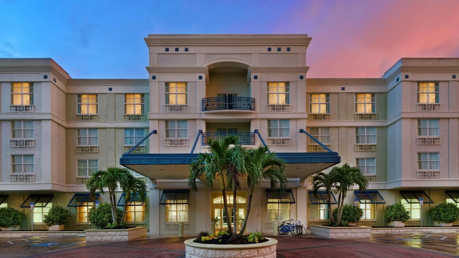 4 Smart Design Hotels Near Sarasota Poetry Theatre Worth Booking